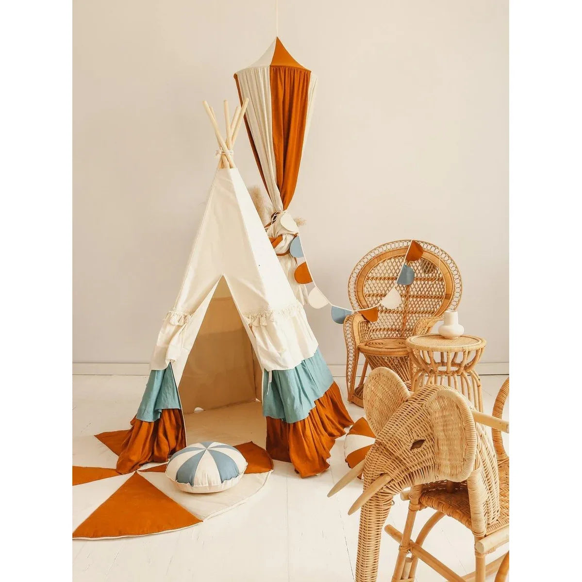 Cirkusový Teepee se třásněmi a hnědo-béžovou podložkou - Teepee - Moi Mili