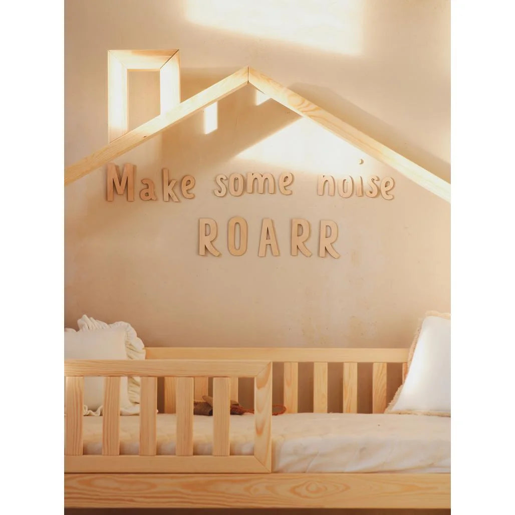 Puinen seinätaulu: Pidä Meteliä, Roarr - 140cmx15cm - Seinäkoriste - Cut It Now