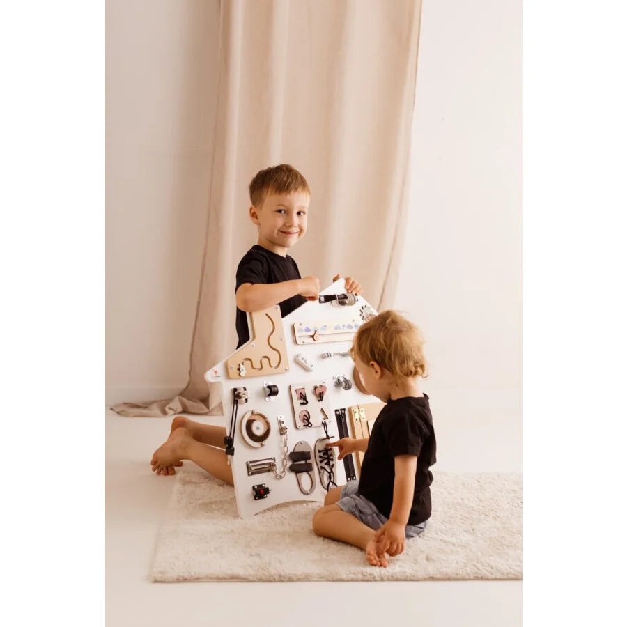 Xl Hvidt Dukkehus Aktivitetsbræt - Montessori - Foxy Family