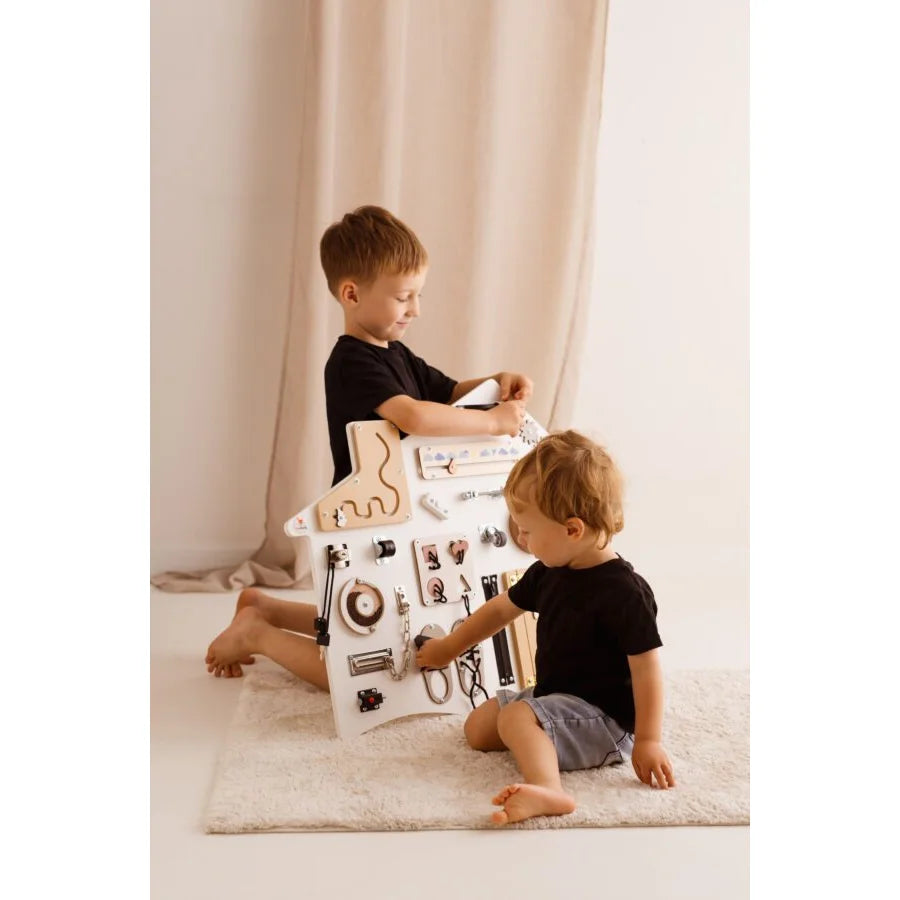 Xl Hvidt Dukkehus Aktivitetsbræt - Montessori - Foxy Family