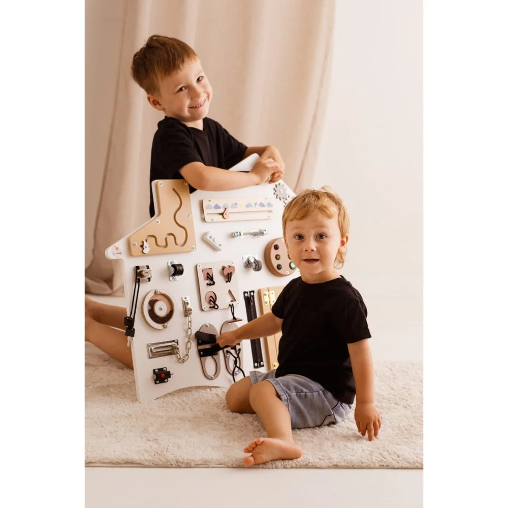 Xl Hvidt Dukkehus Aktivitetsbræt - Montessori - Foxy Family